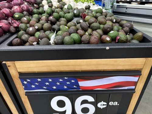 미국 LA 월마트 매장에서 판매되는 멕시코산 아보카도 (로스앤젤레스=연합뉴스) 임미나 특파원 = 8일(현지시간) 오전 미국 로스앤젤레스(LA) 카운티 버뱅크의 월마트 매장 식료품 코너에서 아보카도가 1개당 96센트에 판매되고 있다. 2025.8.9 mina@yna.co.kr