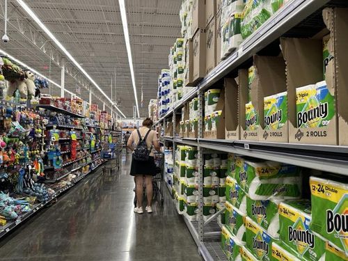 미국 LA 월마트에서 가격 살피는 소비자 (로스앤젤레스=연합뉴스) 임미나 특파원 = 8일(현지시간) 오전 미국 로스앤젤레스(LA) 카운티 버뱅크의 월마트 매장에서 소비자 베라 씨가 키친타월 제품의 가격을 살펴보고 있다. 2025.8.9 mina@yna.co.kr