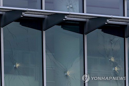 애틀랜타 CDC 건물 유리창의 총탄 자국[EPA=연합뉴스]
