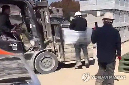 "지게차 화물에 결박하고 조롱"…나주서 이주노동자 인권유린(서울=연합뉴스) 전남 나주의 한 벽돌 생산 공장에서 스리랑카 국적의 이주노동자를 화물에 결박하고 지게차로 들어 올리는 인권유린 사건이 발생했다.     광주전남이주노동자네트워크가 확보한 이달 초 촬영된 영상에는 이곳 노동자가 이주노동자 A씨를 비닐로 벽돌에 묶어 지게차로 옮기는 모습과 이 모습을 보고 웃으며 휴대전화로 촬영하는 다른 노동자의 모습 등이 담겨 있다. 2025.7.24 [광주전남이주노동자네트워크 제공. 재판매 및 DB 금지] photo@yna.co.kr