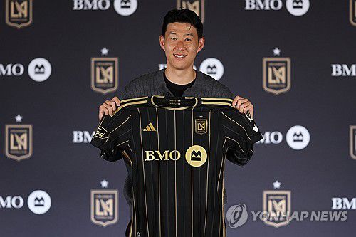 LAFC 유니폼 손에 든 손흥민(서울=연합뉴스) 손흥민이 6일(현지시간) 미국 로스앤젤레스(LA) BMO 스타디움에서 열린 로스앤젤레스FC(LAFC) 입단 기자회견에서 유니폼을 들고 기념촬영을 하고 있다. 2025.8.7 [LAFC 구단 제공. 재판매 및 DB 금지] photo@yna.co.kr