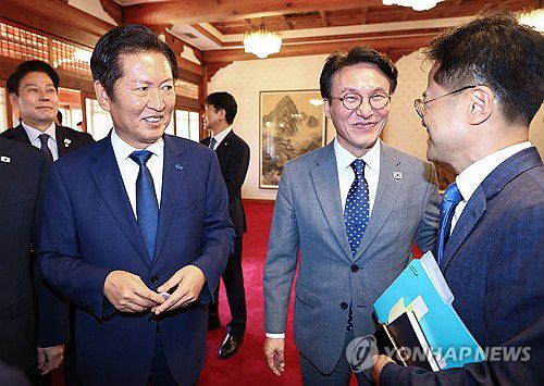 고위당정협의회서 만난 김민석 총리와 정청래 대표(서울=연합뉴스) 서대연 기자 = 김민석 국무총리가 10일 서울 종로구 삼청동 총리공관에서 열린 고위당정협의회에서 더불어민주당 정청래 대표와 인사를 나누고 있다. 2025.8.10 dwise@yna.co.kr