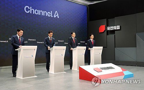 방송토론 준비하는 후보들(서울=연합뉴스) 10일 서울 광화문 채널A스튜디오에서 국민의힘 8·22 전당대회 첫 방송토론회에 앞서 안철수(왼쪽부터), 조경태, 장동혁, 김문수 후보가 토론 준비를 하고 있다. 2025.8.10 [국회사진기자단] photo@yna.co.kr