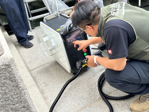 레이저 기기 작업 준비하는 관계자들     (서울=연합뉴스) 김예나 기자 = 11일 서울 경복궁 광화문 석축에 매직으로 쓴 낙서를 지우기 위해 문화유산 보존처리 업체 관계자들이 레이저 기기 작업을 준비하고 있다. 2025.8.11     yes@yna.co.kr