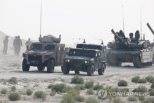육군 기계화부대, UAE 현지 연합훈련 성공리에 종료(서울=연합뉴스) 육군이 육군 기계화부대가 투입된 첫 UAE 현지 연합훈련을 성공적으로 마쳤다고 21일 밝혔다.       방어작전 야외기동훈련(FTX) 간 역습명령을 하달받은 K2전차(오른쪽), 소형전술차량(중앙), UAE군 전술차량이 작전지역으로 기동하고 있다. 2025.2.21 [육군 제공. 재판매 및 DB 금지] photo@yna.co.kr