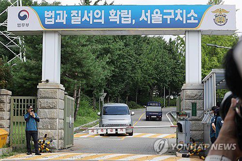 김건희특검팀, 윤 전 대통령 체포 무산(의왕=연합뉴스) 임화영 기자 = 김건희 여사 관련 의혹을 수사하는 민중기 특별검사팀이 지난 7일 윤석열 전 대통령의 체포에 실패한 뒤 경기도 의왕시 서울구치소를 나서고 있다. 2025.8.7 hwayoung7@yna.co.kr