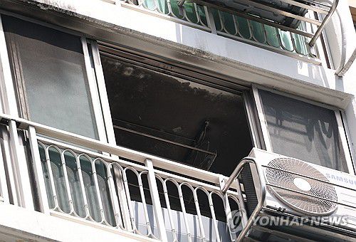 '방화 의심' 대구 아파트 화재 현장(대구=연합뉴스) 박세진 기자 = 10일 대구 동구 한 아파트 베란다 유리창이 방화로 의심되는 화재로 인해 파손돼 있다. 2025.8.10 psjpsj@yna.co.kr