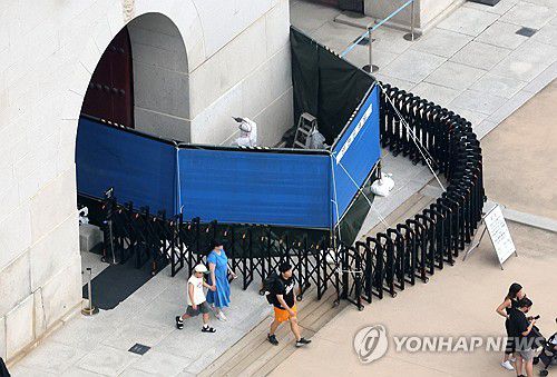 경복궁에 또 낙서 테러, 낙서 지우는 관계자들(서울=연합뉴스) 이정훈 기자 = 국립고궁박물관 유물과학과 관계자들이 11일 서울 경복궁 광화문 석축에 남은 낙서를 제거하고 있다.     국가유산청은 이날 오전 광화문 석축에 낙서를 한 79세 남성을 현장에서 확인해 경찰에 인계했다. 2025.8.11 uwg806@yna.co.kr