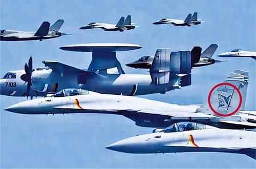 중국 해군 항공대 군용기들과 비행 중인 J-35[홍콩 명보 캡처. 재판매 및 DB 금지]