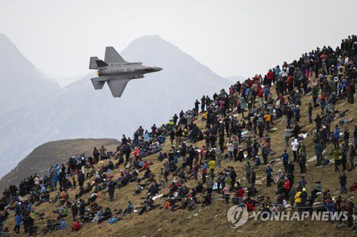 스위스 공군 에어쇼에 참가한 이탈리아 공군 F-35A(마이링엔<스위스 베른 칸톤> EPA=연합뉴스 자료사진) 2022년 10월 20일 스위스 베른 칸톤의 마이링엔 근처에서 열린 스위스 육군의 연례 에어쇼에 참가한 이탈리아 공군 소속 F-35A 전투기. (EPA/ANTHONY ANEX) 2025.8.12.