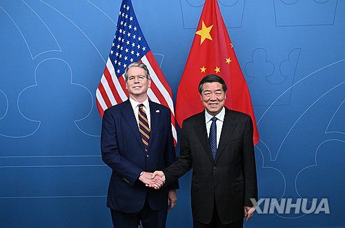 지난달 28~29일 스웨덴에서 열린 3차 미·중 무역회담에서 베선트 미국 재무장관(왼쪽)과 허리펑 중국 부총리[신화=연합뉴스 자료사진. 재판매 및 DB 금지]