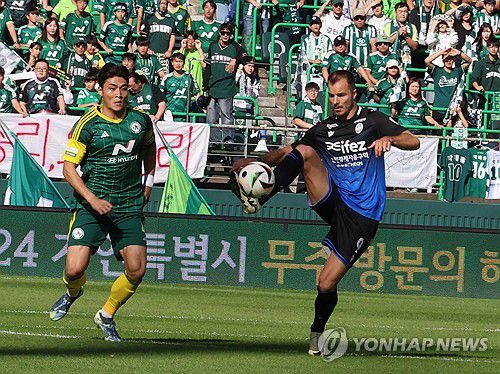 패스하는 무고사[연합뉴스 자료사진]