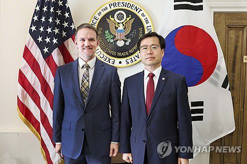여한구 통상교섭본부장, 미국무역대표부(USTR) 대표 면담(서울=연합뉴스) 여한구 산업통상자원부 통상교섭본부장이 지난 7월 25일(현지시간) 미국 워싱턴 DC 미국무역대표부 회의실에서 제이미슨 그리어 미국무역대표부 대표와 한미 관세 협상 진전 방안 등에 대한 논의에 앞서 기념촬영을 하고 있다. 2025.7.26 [산업통상자원부 제공. 재판매 및 DB 금지] photo@yna.co.kr