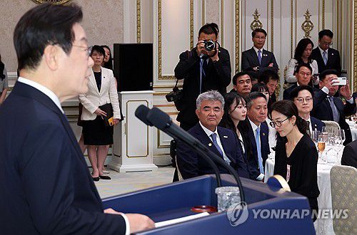 한·베트남 공식 만찬 참석한 정원주 회장(서울=연합뉴스) 한상균 기자 = 정원주 대우건설 회장이 11일 청와대 영빈관에서 열린 한·베트남 공식 만찬에서 이재명 대통령의 발언을 듣고 있다. 2025.8.11 xyz@yna.co.kr