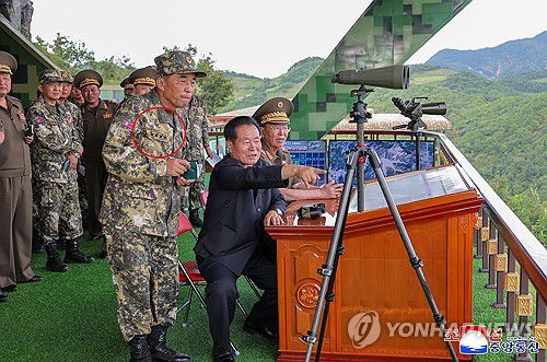 북한, 포병국장 유창선으로 교체(평양 조선중앙통신=연합뉴스) 북한은 지난 11일 조선인민군 대연합부대관하 전술적 포병구분대들의 사격훈련경기를 진행했다고 조선중앙통신이 12일 보도했다. 중앙통신이 발행한 사진을 보면 유창선(붉은 원)은 오른쪽 가슴에 '총참모부 포병국 국장 유창선'이란 명찰을 달고 이번 훈련에 참관 했으며, 소장(별 1개) 계급장을 달고 있다. 북한은 지난 5월에 당 중앙군사위 확대회의를 열고 포병국장 등 군 주요 간부를 새로 임명했다고 보도했으나 명단은 밝히지 않았다. 2025.8.12      [국내에서만 사용가능. 재배포 금지. For Use Only in the Republic of Korea. No Redistribution]    nkphoto@yna.co.kr (끝)