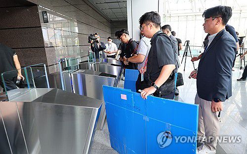 '공사 현장 근로자 감전 사고' 포스코이앤씨 본사 압수수색(인천=연합뉴스) 임순석 기자 = 경기남부경찰청과 고용노동부 관계자들이 경기도 광명시 포스코이앤씨 고속도로 건설공사 현장의 미얀마인 근로자 감전 사고와 관련해 12일 포스코이앤씨 인천 본사(인천 연수구) 압수수색을 위해 사옥으로 들어가고 있다. 2025.8.12 soonseok02@yna.co.kr