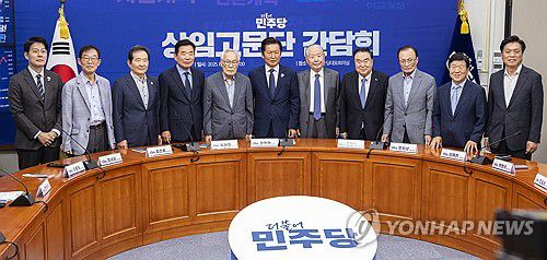 정청래, 민주당 상임고문단과 함께(서울=연합뉴스) 황광모 기자 = 더불어민주당 정청래 대표와 상임고문단이 12일 국회에서 열린 상임고문단 간담회에서 기념 촬영하고 있다.     (왼쪽부터) 한민수 대표 비서실장, 이용득 전 의원, 정세균 전 국무총리김진표 국회의장, 임채정 전 국회의장, 정 대표, 김원기 전 국회의장, 문희상 전 국회의장, 이해찬 전 국무총리, 박병석 전 국회의장, 조승래 사무총장. 2025.8.12 hkmpooh@yna.co.kr