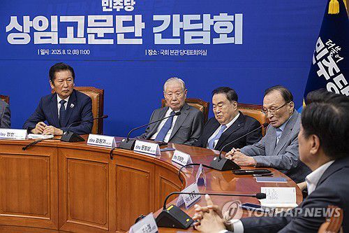 정청래 대표와 만나 발언하는 이해찬 전 국무총리(서울=연합뉴스) 황광모 기자 = 더불어민주당 상임고문인 이해찬 전 국무총리가 12일 국회에서 열린 상임고문단 간담회에서 정청래 대표를 만나 발언하고 있다. 2025.8.12 hkmpooh@yna.co.kr