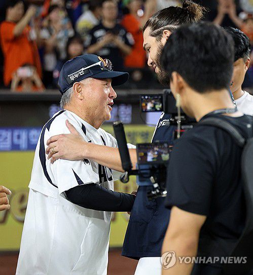 1천승 고지 오른 김경문 감독(대전=연합뉴스) 김준범 기자 = 12일 대전 한화생명이글스파크에서 열린 프로야구 롯데 자이언츠와 한화 이글스의 경기에서 승리한 한화 김경문 감독이 폰세와 기쁨을 나누고 있다. 2025.8.12 psykims@yna.co.kr