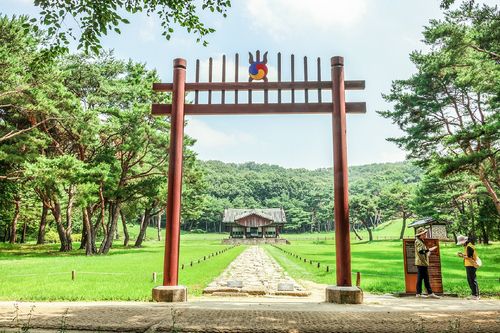 경릉의 홍살문과 그 사이로 보이는 정자각 [사진/백승렬 기자]