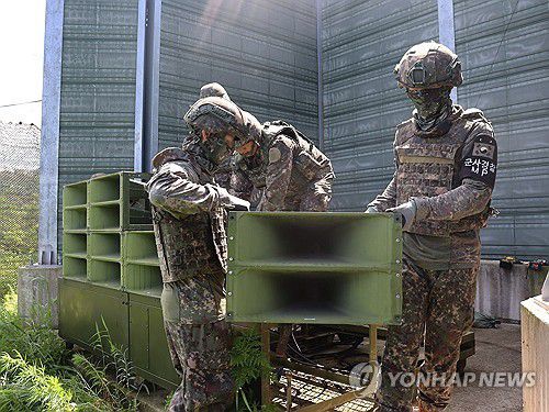 군, 고정식 대북 확성기 철거  (서울=연합뉴스) 군이 4일 대북 심리전을 위해 전방에 설치한 대북 확성기의 철거에 들어갔다. 사진은 이날 대북확성기 철거 작업하는 모습. 2025.8.4 [국방부 제공. 재판매 및 DB 금지]     photo@yna.co.kr