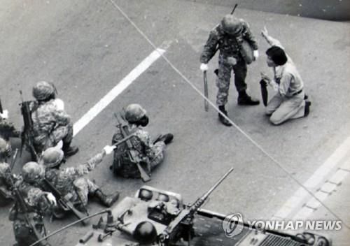 시위 학생을 진압하는 계엄군(서울=연합뉴스) 박지원 대안신당 의원이 26일 5.18 민주화운동 당시 군이 정보활동을 위해 채증한 사진을 공개했다. 박 의원은 국정감사 당시 이 사진첩의 존재를 확인, 지속적으로 공개를 촉구해 왔다. 사진은 1980년 5월 광주민주화항쟁 당시  시위 학생을 진압하는 계엄군 . 2019.11.26 [대안신당 박지원 의원실 제공. 재판매 및 DB 금지] photo@yna.co.kr