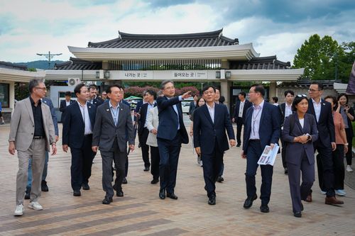 경주서 APEC 정상회의 준비상황 점검하는 조현 외교부 장관[외교부 제공]