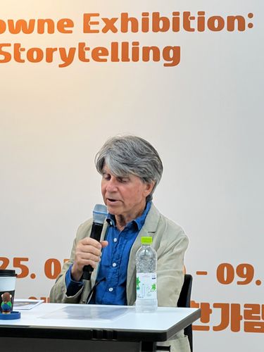 앤서니 브라운 기자간담회영국 그림책 작가 앤서니 브라운이 13일 서울 서초구 예술의전당에서 열린 기자간담회에서 기자들의 질문에 대답하고 있다. 앤서니 브라운이 한국에 방문한 것은 2019년 이후 6년 만이다. [아트센터 이다 제공. 재판매 및 DB 금지]