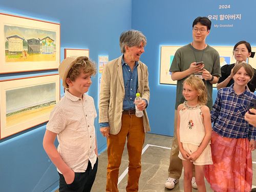 손자·손녀들과 전시 둘러보는 앤서니 브라운한국에 방문한 앤서니 브라운이 13일 서울 서초구 예술의전당 한가람미술관에서 개최된 자신의 전시 '앤서니 브라운展(전): 마스터 오브 스토리텔링'을 손자·손녀들과 함께 둘러보고 있다. [아트센터 이다 제공. 재판매 및 DB 금지]