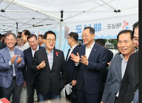 전복 판촉 행사 주최한 박지원 국회의원[해남군 제공·재판매 및 DB 금지]