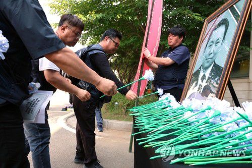 숨진 작업장 앞에 놓인 고 김충현 씨 영정(태안=연합뉴스) 강수환 기자 = 태안화력발전소에서 작업하다 숨진 재하청 비정규직 노동자 고(故) 김충현 씨의 영결식이 18일 오전 충남 태안군 태안화력발전소에서 엄수된 뒤 유족과 동료들은 김씨가 작업하다 숨진 작업장을 들러 추모하고 있다. 2025.6.18 swan@yna.co.kr