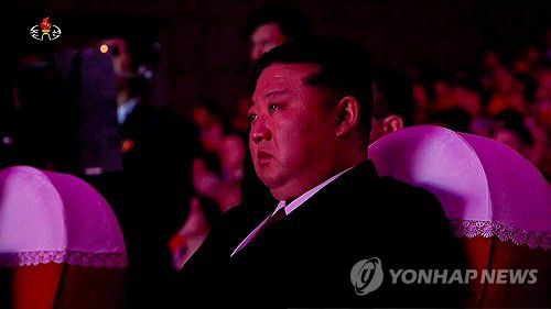 김정은, 러 파병군 활동 모습 상영되자 눈물 글썽(서울=연합뉴스) 김정은 북한 국무위원장이 지난 29일 평양 4.25문화회관에서 방북 중인 올가 류비모바 러시아 문화부 장관이 참석한 가운데 열린 예술인 공연 중 무대 배경화면에 러시아 파병 북한 군인들의 활동 모습이 상영되자 눈물을 글썽이고 있다. [조선중앙TV화면] 2025.6.30      [국내에서만 사용가능. 재배포 금지. For Use Only in the Republic of Korea. No Redistribution] nkphoto@yna.co.kr