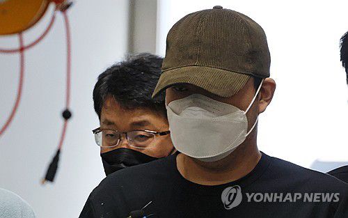 대전서부경찰서로 들어서는 대전 교제살인 피의자[연합뉴스 자료사진]