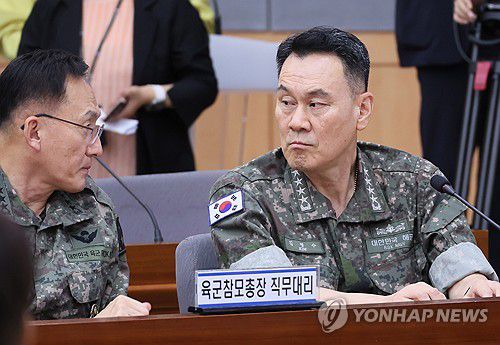 을지연습 준비보고회의 참석한 김명수 합참의장(서울=연합뉴스) 이정훈 기자 = 김명수 합참의장(오른쪽)이 5일 서울 종로구 정부서울청사 별관에서 열린 을지연습 준비보고회의에서 고창준 육군참모총장 직무대리와 대화하고 있다. 2025.8.5 uwg806@yna.co.kr