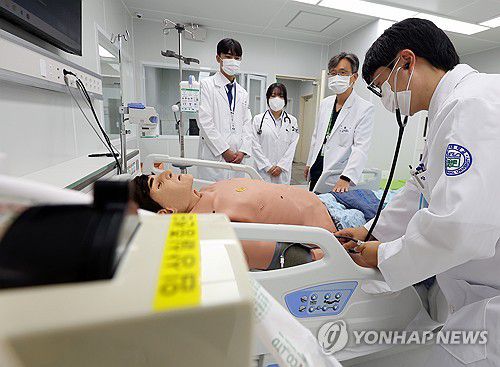 학업에 복귀한 의대생들(부산=연합뉴스) 손형주 기자 = 11일 부산 서구 부산대학교 글로컬임상실증센터에서 부산대 의대 본과 3학년 학생들이 복귀 후 첫 실습수업에 참여하고 있다. 2025.8.11 handbrother@yna.co.kr