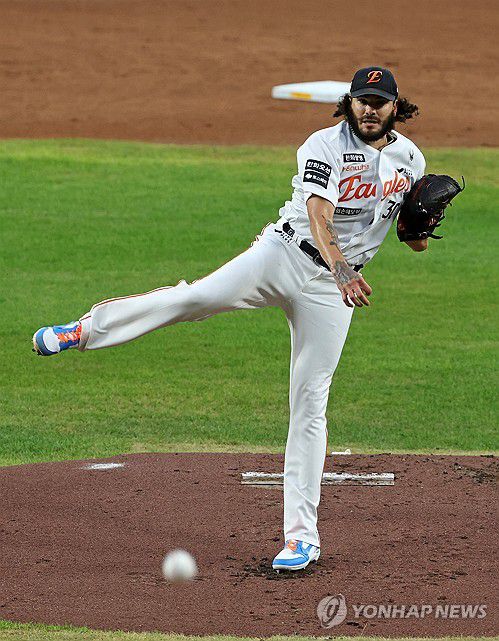 폰세의 역동적인 투구(대전=연합뉴스) 김준범 기자 = 12일 대전 한화생명 볼파크에서 열린 프로야구 롯데 자이언츠와 한화 이글스의 경기. 1회초 한화 선발 폰세가 역투하고 있다. 폰세는 이날 15연승과 최소 경기 200탈삼진 기록에 도전한다. 2025.8.12 psykims@yna.co.kr