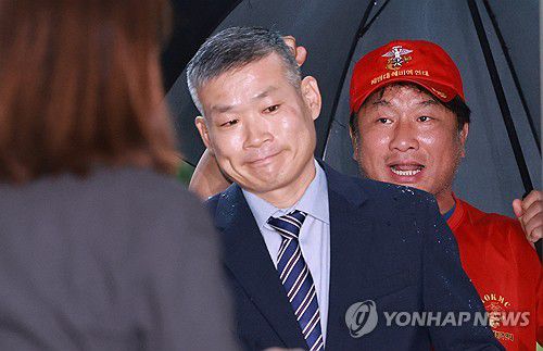 김동혁 전 국방부 검찰단장, 해병특검 출석(서울=연합뉴스) 신현우 기자 = 김동혁 전 국방부 검찰단장이 13일 피의자 신분으로 조사받기 위해 서울 서초구 순직해병특별검사팀에 출석하고 있다. 2025.8.13 nowwego@yna.co.kr