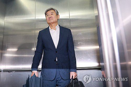 피의자 신분으로 해병특검 출석하는 조태용 전 국가안보실장(서울=연합뉴스) 신현우 기자 = 조태용 전 국가안보실장이 13일 피의자 신분으로 조사받기 위해 서울 서초구 순직해병특별검사팀에 출석하고 있다.     앞서 조 전 실장은 지난달 29일과 이달 8일 이틀에 걸쳐 직권남용 권리행사방해 혐의를 받는 피의자 신분으로 두 차례 조사받은 바 있다. 2025.8.13 nowwego@yna.co.kr