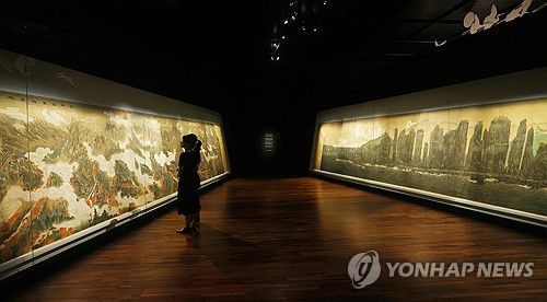 고궁박물관에서 만나는 창덕궁 희정당 벽화(서울=연합뉴스) 진연수 기자 = 13일 서울 종로구 국립고궁박물관에서 열린 개관 20주년 맞이 특별전 '창덕궁의 근사(謹寫)한 벽화' 언론 간담회에서 참석자들이 김규진의 '총석정절경도'와 '금강산만물초승경도'를 살펴보고 있다.     이번에 공개되는 벽화 6점은 비단에 그린 후 종이로 배접하고, 이를 벽에 부착하는 형태의 부벽화(付壁畵)다. 벽에 직접 그린 그림과는 다르다. 각각의 높이는 180∼214㎝, 너비는 525∼882㎝로, 모두 국가등록문화유산이다. 2025.8.13 jin90@yna.co.kr