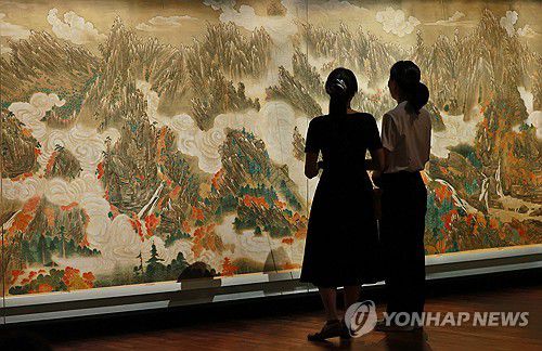 '세상 만물을 유람하다'(서울=연합뉴스) 진연수 기자 = 13일 서울 종로구 국립고궁박물관에서 열린 개관 20주년 맞이 특별전 '창덕궁의 근사(謹寫)한 벽화' 언론 간담회에서 참석자들이 김규진의 '금강산만물초승경도'를 살펴보고 있다.      이번에 공개되는 벽화 6점은 비단에 그린 후 종이로 배접하고, 이를 벽에 부착하는 형태의 부벽화(付壁畵)다. 벽에 직접 그린 그림과는 다르다. 각각의 높이는 180∼214㎝, 너비는 525∼882㎝로, 모두 국가등록문화유산이다. 2025.8.13 jin90@yna.co.kr