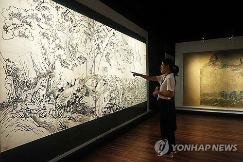 백학도 초본 공개(서울=연합뉴스) 진연수 기자 = 13일 서울 종로구 국립고궁박물관에서 열린 개관 20주년 맞이 특별전 '창덕궁의 근사(謹寫)한 벽화' 언론 간담회에서 참석자들이 김은호의 '백학도 초본'을 살펴보고 있다.      이번에 공개되는 벽화 6점은 비단에 그린 후 종이로 배접하고, 이를 벽에 부착하는 형태의 부벽화(付壁畵)다. 벽에 직접 그린 그림과는 다르다. 각각의 높이는 180∼214㎝, 너비는 525∼882㎝로, 모두 국가등록문화유산이다. 2025.8.13 jin90@yna.co.kr