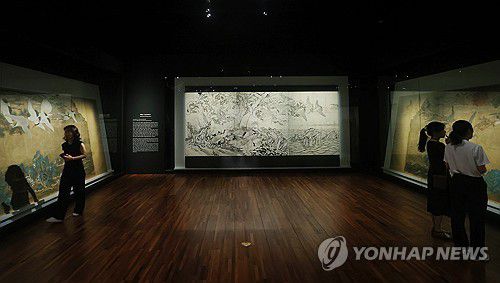 100년 전 창덕궁 장식한 조선의 '마지막' 궁중회화, 한자리에(서울=연합뉴스) 진연수 기자 = 13일 서울 종로구 국립고궁박물관에서 열린 개관 20주년 맞이 특별전 '창덕궁의 근사(謹寫)한 벽화' 언론 간담회에서 참석자들이 전시를 관람하고 있다.      이번에 공개되는 벽화 6점은 비단에 그린 후 종이로 배접하고, 이를 벽에 부착하는 형태의 부벽화(付壁畵)다. 벽에 직접 그린 그림과는 다르다. 각각의 높이는 180∼214㎝, 너비는 525∼882㎝로, 모두 국가등록문화유산이다. 2025.8.13 jin90@yna.co.kr