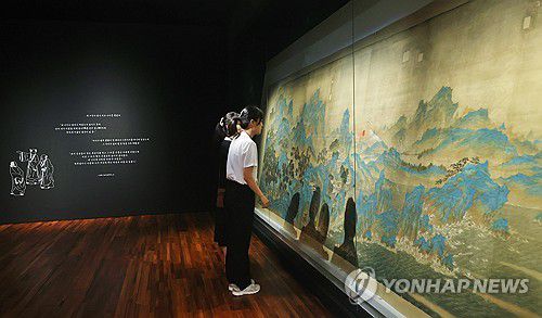 노수현 '조일선관도' 공개(서울=연합뉴스) 진연수 기자 = 13일 서울 종로구 국립고궁박물관에서 열린 개관 20주년 맞이 특별전 '창덕궁의 근사(謹寫)한 벽화' 언론 간담회에서 참석자들이 노수현의 '조일선관도'를 살펴보고 있다.      이번에 공개되는 벽화 6점은 비단에 그린 후 종이로 배접하고, 이를 벽에 부착하는 형태의 부벽화(付壁畵)다. 벽에 직접 그린 그림과는 다르다. 각각의 높이는 180∼214㎝, 너비는 525∼882㎝로, 모두 국가등록문화유산이다. 2025.8.13 jin90@yna.co.kr