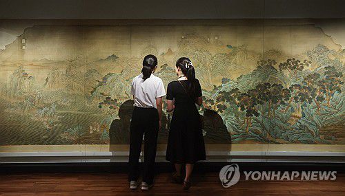 이상범 '삼선관파도' 공개(서울=연합뉴스) 진연수 기자 = 13일 서울 종로구 국립고궁박물관에서 열린 개관 20주년 맞이 특별전 '창덕궁의 근사(謹寫)한 벽화' 언론 간담회에서 참석자들이 이상범의 '삼선관파도'를 살펴보고 있다.      이번에 공개되는 벽화 6점은 비단에 그린 후 종이로 배접하고, 이를 벽에 부착하는 형태의 부벽화(付壁畵)다. 벽에 직접 그린 그림과는 다르다. 각각의 높이는 180∼214㎝, 너비는 525∼882㎝로, 모두 국가등록문화유산이다. 2025.8.13 jin90@yna.co.kr