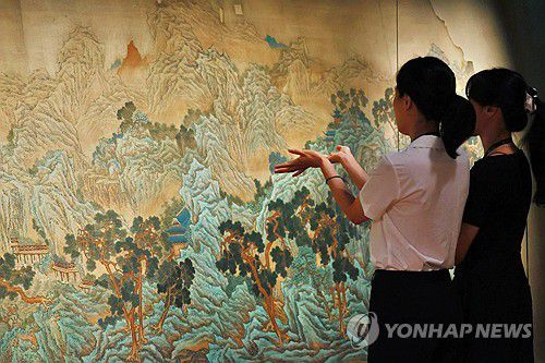 '영원한 삶을 바라다' 삼선관파도(서울=연합뉴스) 진연수 기자 = 13일 서울 종로구 국립고궁박물관에서 열린 개관 20주년 맞이 특별전 '창덕궁의 근사(謹寫)한 벽화' 언론 간담회에서 참석자들이 이상범의 '삼선관파도'를 살펴보고 있다.      이번에 공개되는 벽화 6점은 비단에 그린 후 종이로 배접하고, 이를 벽에 부착하는 형태의 부벽화(付壁畵)다. 벽에 직접 그린 그림과는 다르다. 각각의 높이는 180∼214㎝, 너비는 525∼882㎝로, 모두 국가등록문화유산이다. 2025.8.13 jin90@yna.co.kr