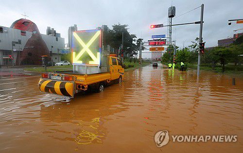 침수된 도로(인천=연합뉴스) 임순석 기자 = 13일 인천 중구 운남동의 한 도로가 비로 침수돼 차량 운행이 통제되고 있다. 2025.8.13 soonseok02@yna.co.kr
