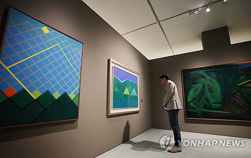 광복 80주년 기념 '향수, 고향을 그리다' 전시(서울=연합뉴스) 이재희 기자 = 13일 서울 중구 국립현대미술관 덕수궁관에서 열린 광복 80주년 기념 '향수, 고향을 그리다' 전시에서 취재진이 유영국 화백의 작품을 살펴보고 있다. 김환기, 유영국 등 한국 근현대 미술가 75명의 작품 200여 점을 선보이는 이번 전시는 11월 9일까지 열린다. 2025.8.13 scape@yna.co.kr