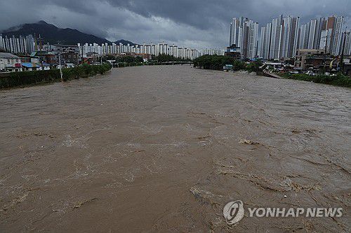 불어난 중랑천(의정부=연합뉴스) 임병식 기자 = 수도권에 집중호우가 쏟아진 13일 경기도 의정부시 중랑천에서 물이 불어나 있다. 2025.8.13 andphotodo@yna.co.kr
