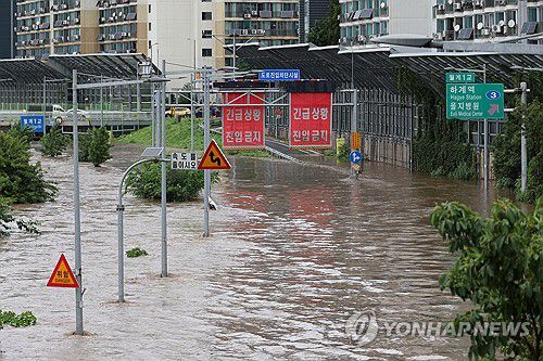 중랑천 물바다에 잠긴 동부간선도로(서울=연합뉴스) 임화영 기자 = 집중호우가 내린 13일 서울 노원구 월계1교 인근 중랑천이 범람해 동부간선도로가 물에 잠겨있다. 2025.8.13 hwayoung7@yna.co.kr