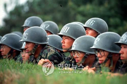 '남자로 태어났으면 군대 가야지'구릿빚 얼굴의 논산훈련소 훈련병들. <연합뉴스. 무단전재-재배포 금지.>